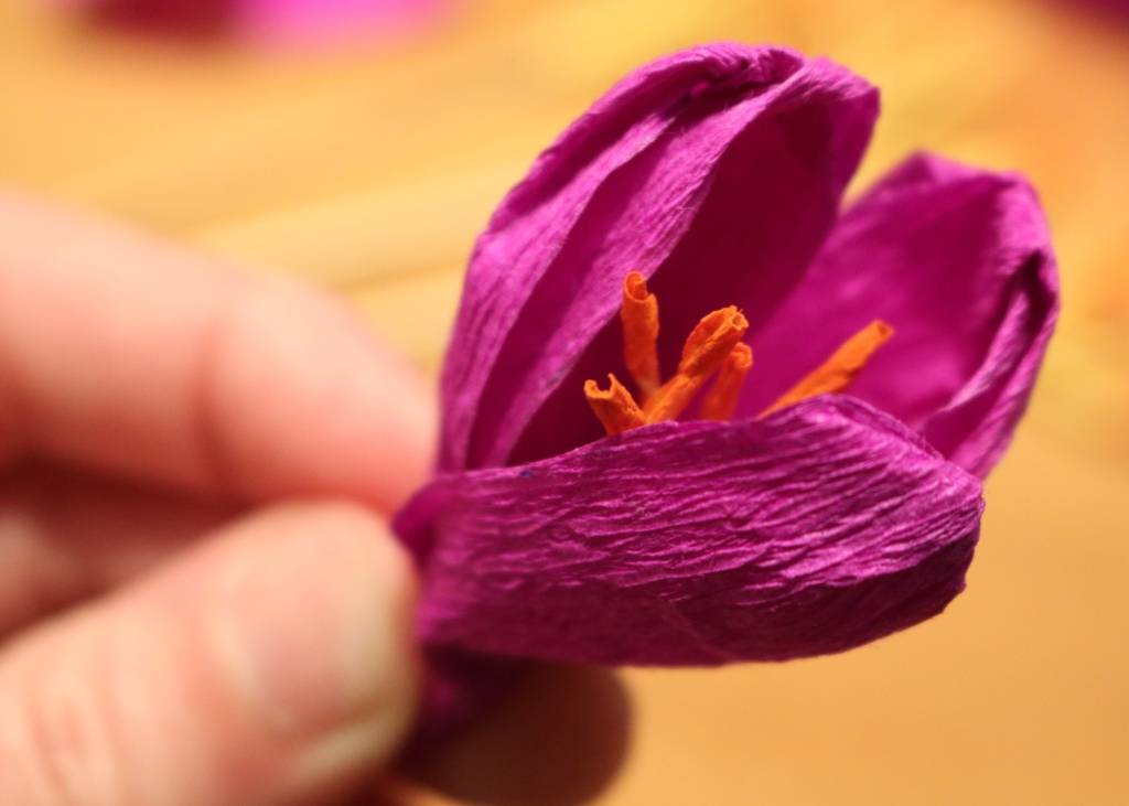 Гофрированные цветы своими руками – подробная инструкция как сделать красивые искусственные цветы (75 фото)