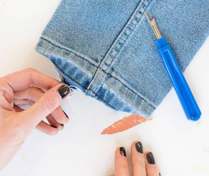 Как сделать потертости на джинсах в домашних