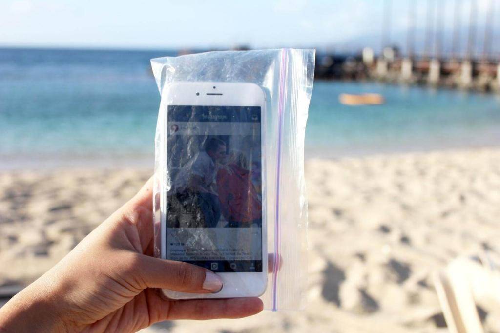 Летние лайфхаки: как спрятать телефон на пляже