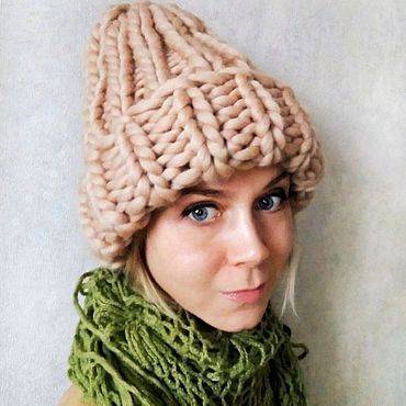 Как связать теплую зимнюю красивую шапку спицами  с красивым узором для девушки