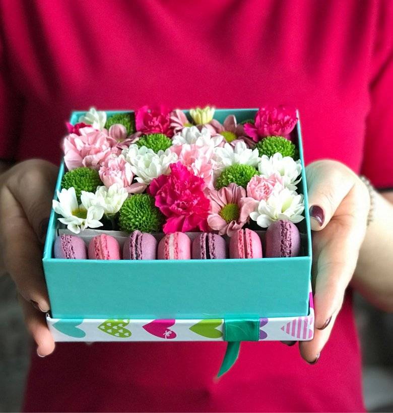 Как собрать букет из живых цветов в коробке