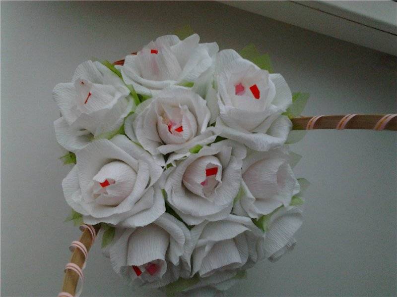 Розы из гофрированной бумаги своими руками, цветки из конфет