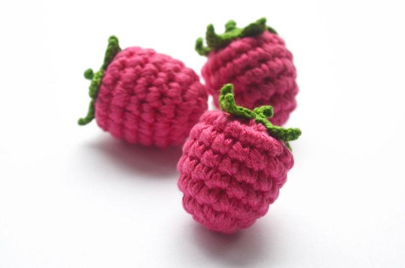 Вязаные игрушки крючком: спелые ягодки-малинки!