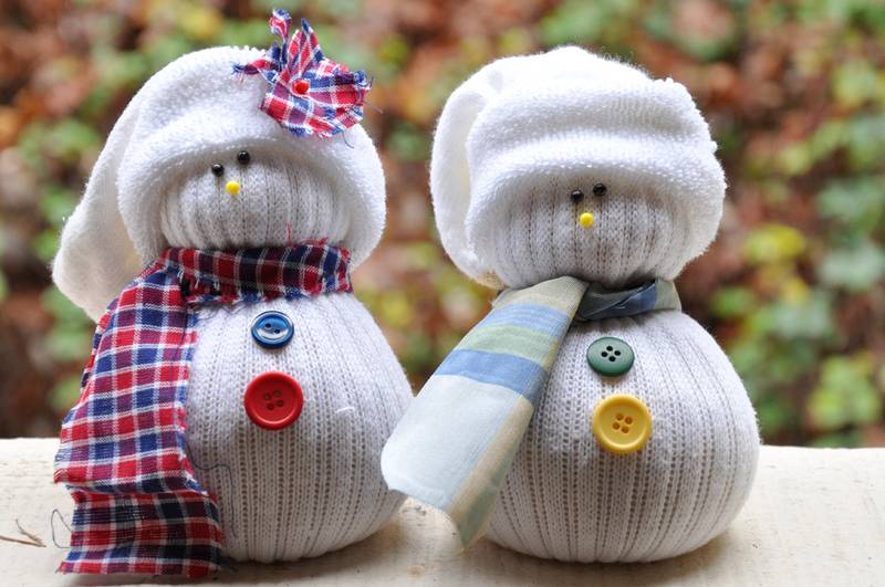 Снеговик своими руками из детских носочков
