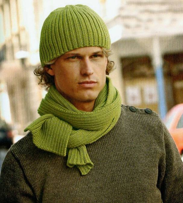 Зеленая шапка с шарфом