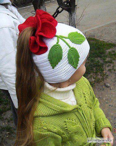 Вязаная шапочка для девочки спицами на весну