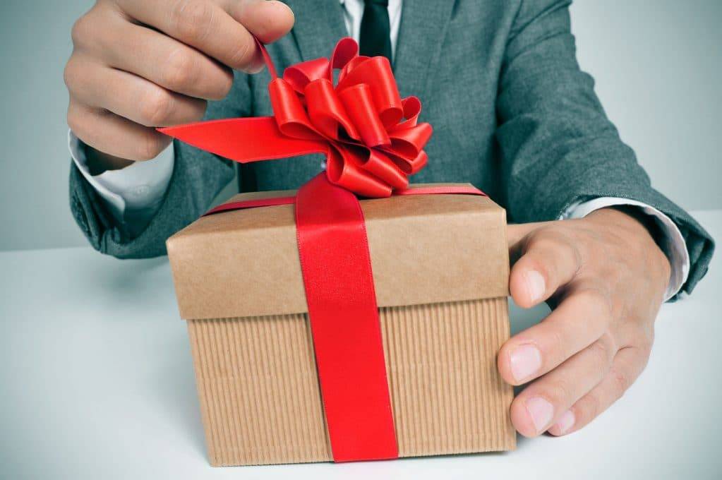 Как оригинально подарить телефон? как красиво упаковать подарок? необычные способы дарения