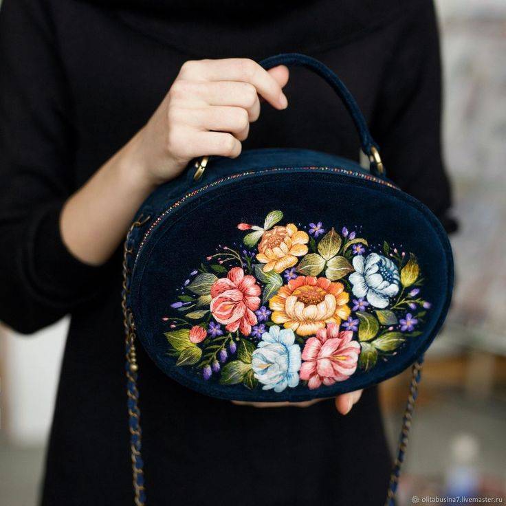 Как украсить сумку старую кожаную своими руками, варианты декорирования вышивкой, цветами и кружевом, украшаем вязаную или джинсовую сумочку