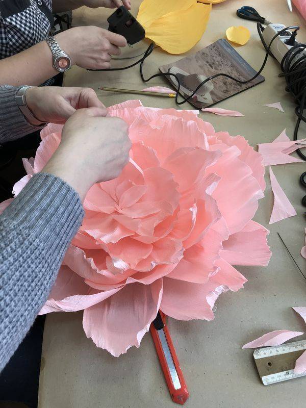 Цветы из гофрированной бумаги своими руками: простой мастер-класс по работе своими руками, техника изготовления, идеи бумажных букетов