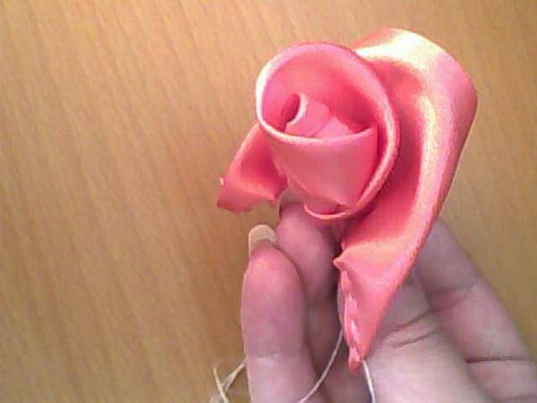 Как сделать розу из ленты своими руками? пошаговые инструкции с фото: из атласной ленты своими руками делаем розы