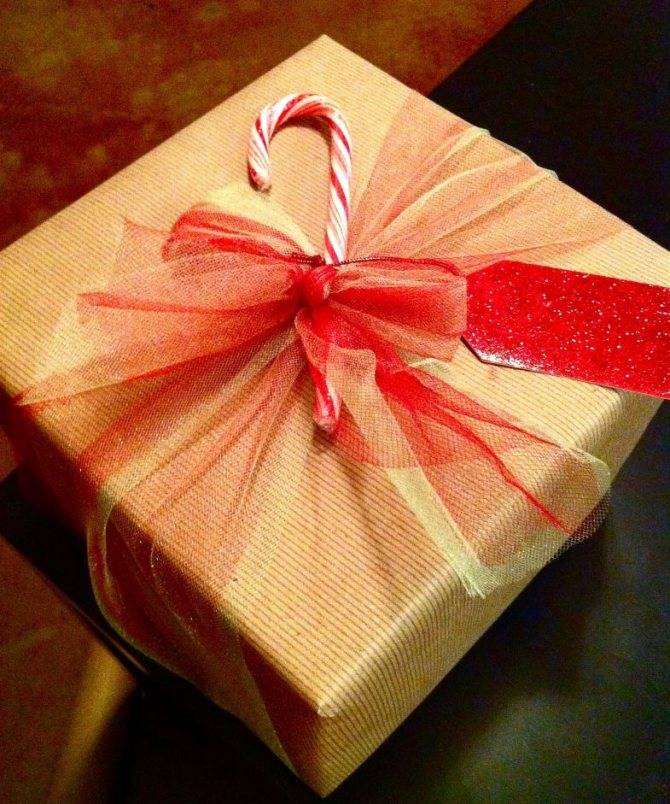 Как упаковать подарок в подарочную бумагу на новый год или др