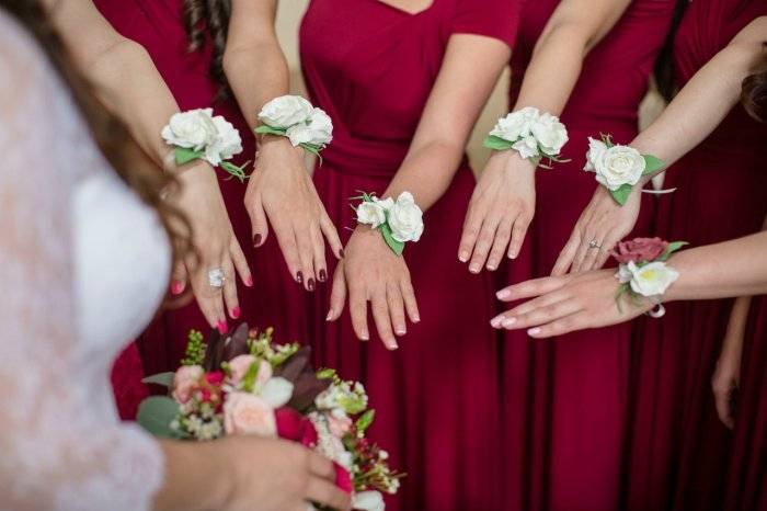 Бутоньерка на руку для подружки невесты своими руками