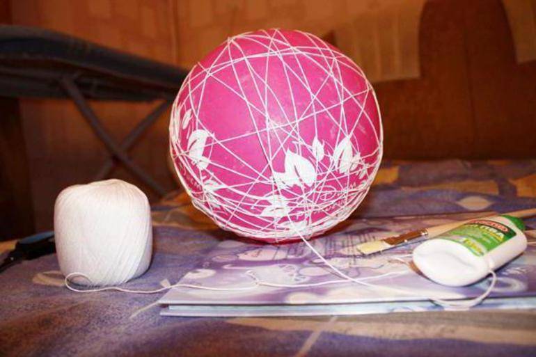 Как сделать шар из ниток? шары своими руками из ниток и клея :: syl.ru