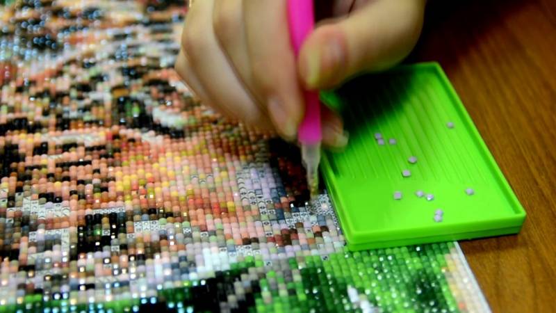 Технология алмазной мозаики: из чего сделаны стразы и как собирать картину своими руками