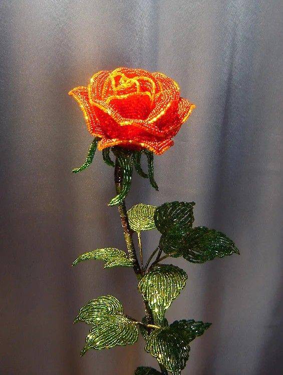 Красивая роза из бисера (мастер-класс)