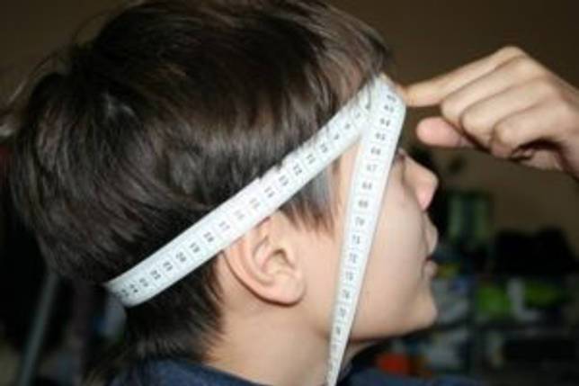 Большая окружность головы. Измерение головы. Измерение обхвата головы. Померить объем головы. Обхват головы детский.