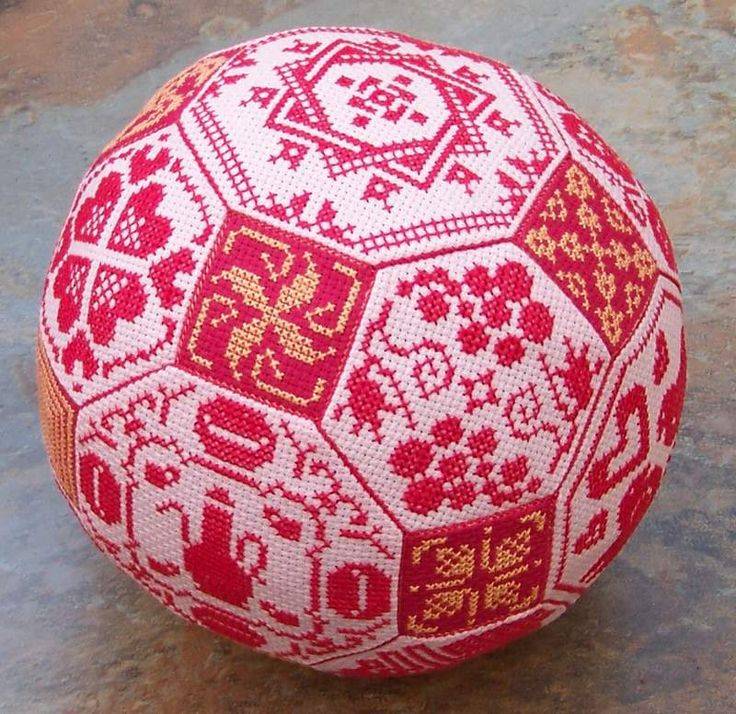 Как сшить кривульку-шарик в виде футбольного мячика