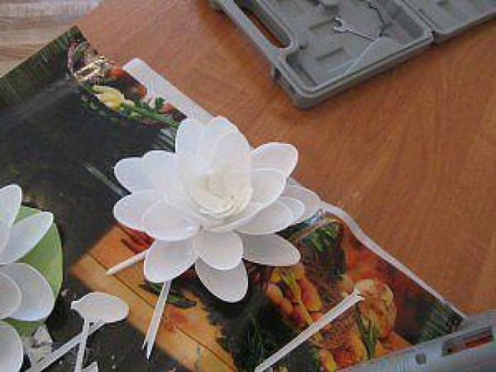 Лилии из пластиковых ложек: простой мк с пошаговыми фото и обучающими видео для начинающих