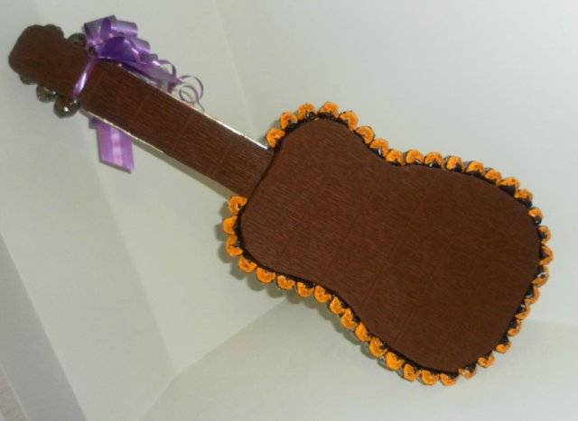 Гитара из конфет мастер класс с пошаговым фото