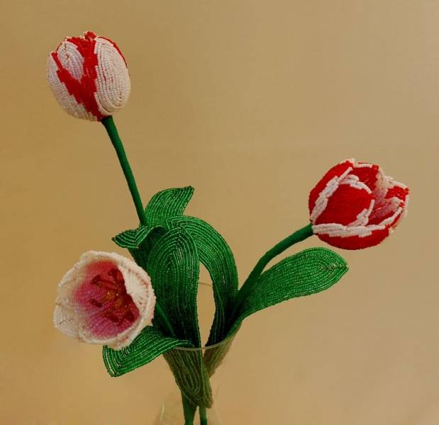 Тюльпаны из бисера в обучающем мастер-классе с фото и схемами плетения