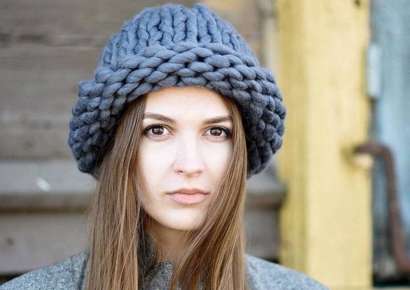 Cвязать шапку спицами для женщины - новые модели 2017-2018 - схемы модные с описанием