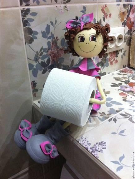 Держатель для туалетной бумаги своими руками: напольный и настенный, из дерева и куклы