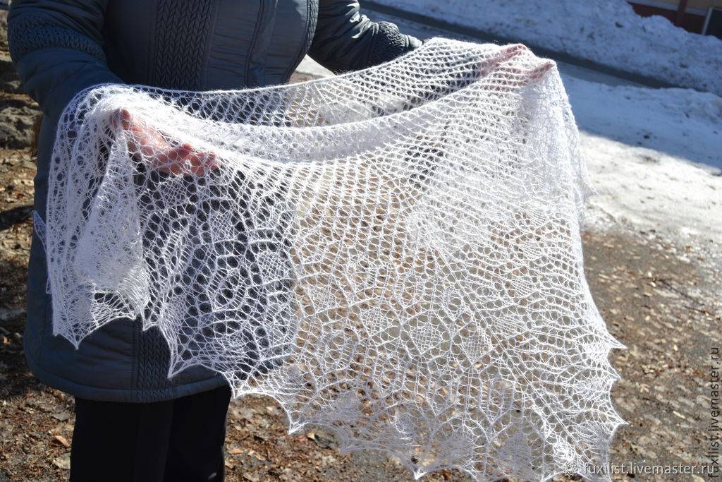 Шали мохер. Шаль паутинка КИД мохер. Шаль old Balustrade Shawl. Платок паутинка спицами. Шарф паутинка спицами.