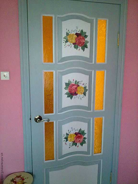 Как украсить дверь в комнате своими руками