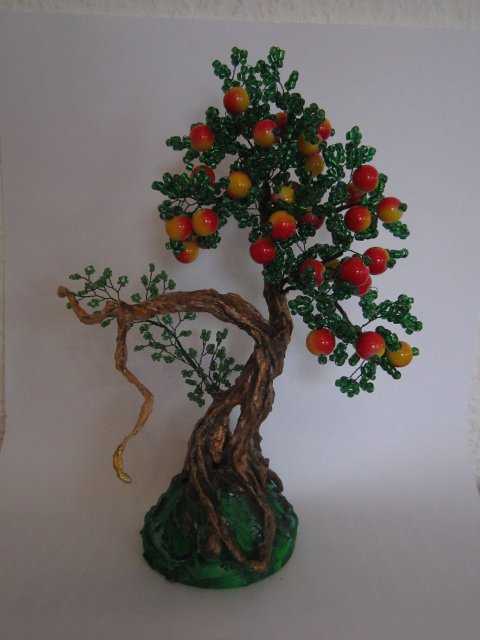 Яблоневые плоды и дерево из бисера