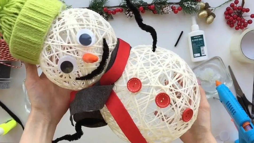 Мастер-класс поделка изделие новый год моделирование конструирование снеговик из ниток  готовимся к новому году бумага гофрированная нитки шарики воздушные