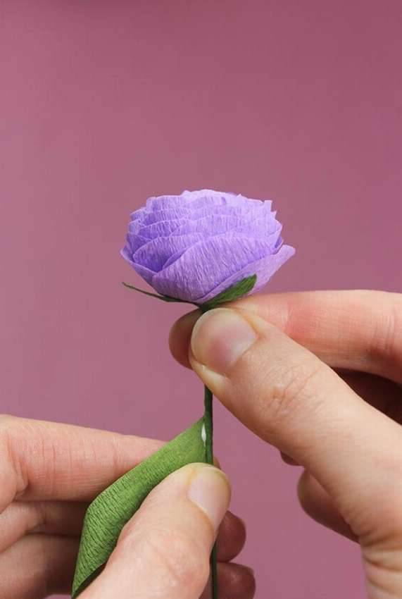 Цветы из креповой бумаги со схемами: делаем на примере оригами, роз, тюльпанов