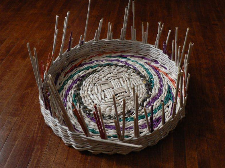 Плетение из газетных трубочек для начинающих пошагово