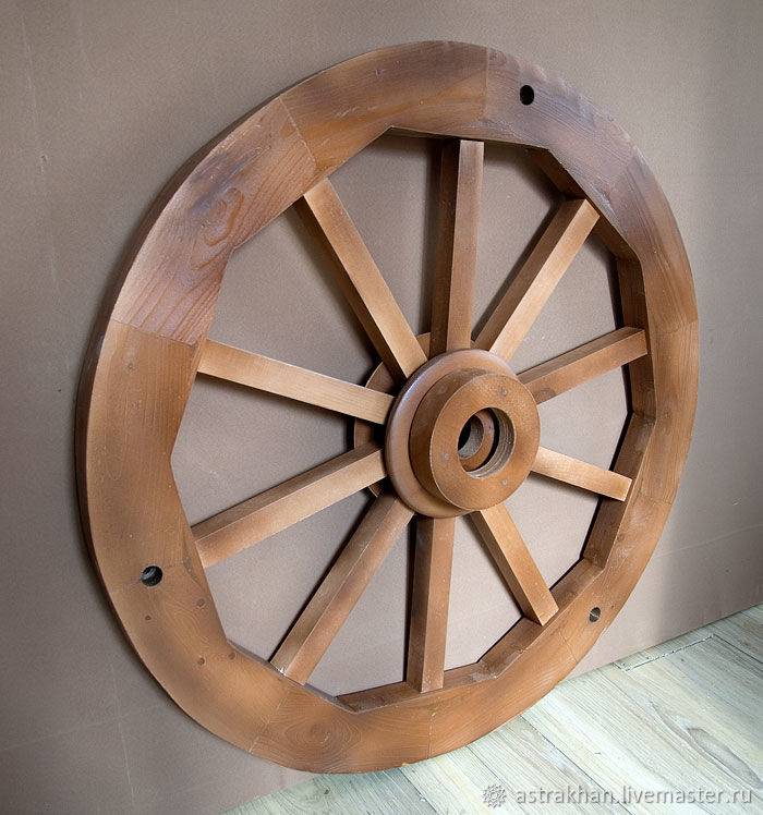 Деревянные колеса для телеги. Деревянное колесо. Колесо телеги. Колесо из дерева. Светильник колесо от телеги.
