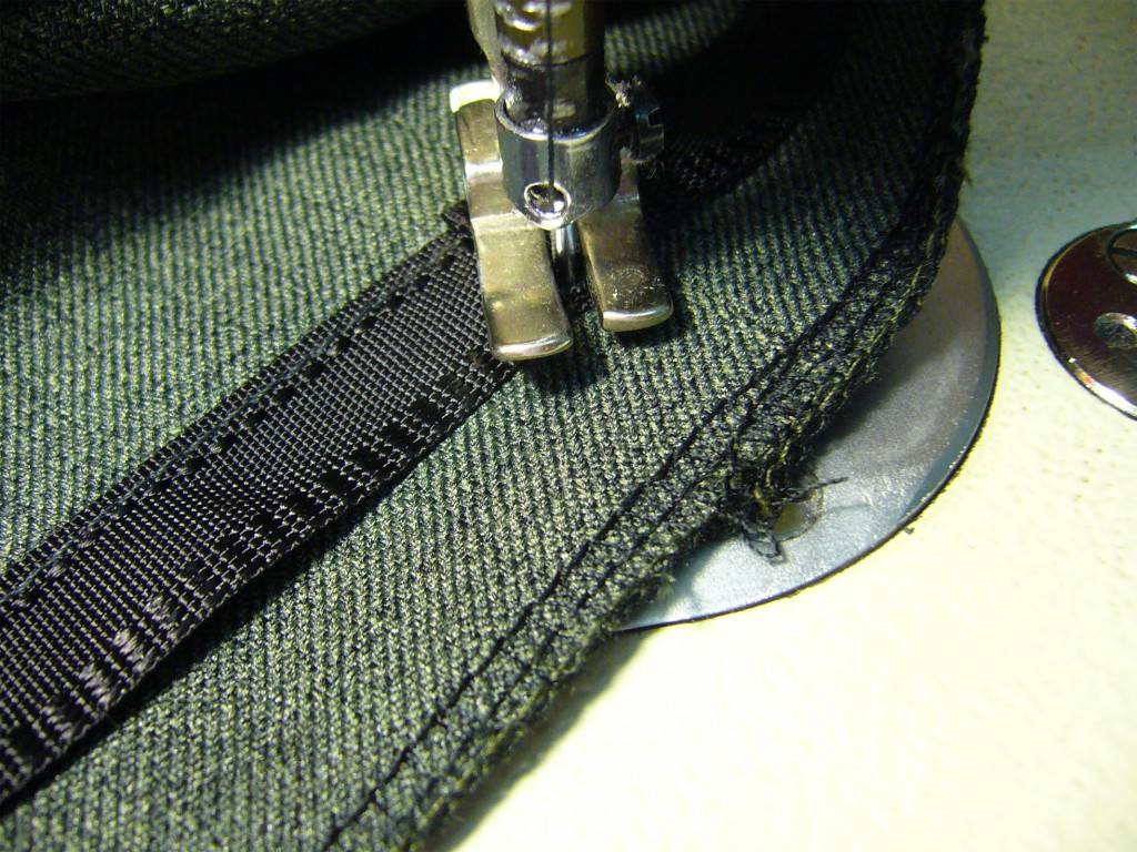 Как подогнуть брюки с помощью клейкой ленты-паутинки – укоротить и подклеить правильно art-textil.ru