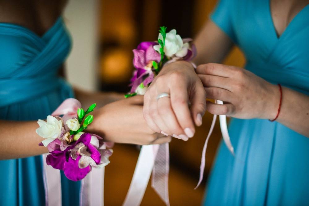 ᐉ бутоньерки для подружек невесты из цветов, атласных лент - svadebniy-mir.su