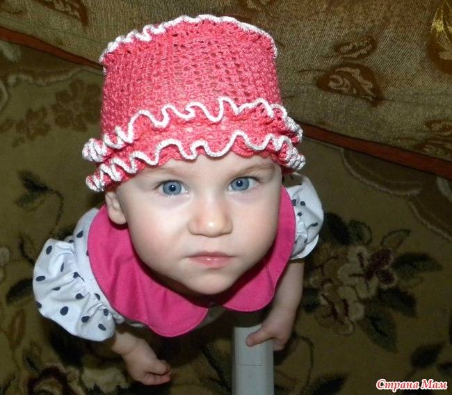 Весенняя обновка для девочки: вязаная крючком шапочка с цветком